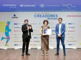 Celia Alesanco Ballesteros recibe su galardón por la categoría de Estilo de Vida de los Premios Creadores 2024.