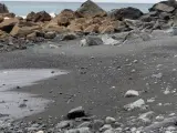 La playa de Teixidelo tiene arena negra no volcánica.