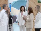 La presidenta de la Comunidad de Madrid, Isabel Díaz Ayuso, y la consejera de Sanidad de la Comunidad de Madrid, Fátima Matute, durante su visita al centro de ELA en el Zendal.