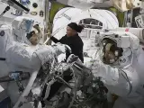Los astronautas momentos antes de que se realizase la caminata espacial.