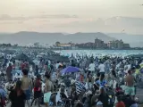 Miles de personas, este domingo, en las playas del Cabanyal y la Malvarrosa de Valencia.