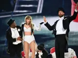 Taylor Swift es acompañada en el escenario por Travis Kelce (R), durante "Taylor Swift | The Eras Tour" en el estadio de Wembley el 23 de junio de 2024 en Londres.