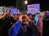 Cientos de personas durante una manifestación para defender las leyes Trans y LGTBI de la Comunidad de Madrid, en la Puerta del Sol, a 13 de noviembre de 2023, en Madrid (España).