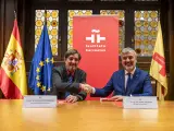 El alcalde de Barcelona, Jaume Collboni, y el director del Instituto Cervantes, Luis García Montero, han firmado un convenio.