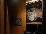 Cuelgan en los baños de mujeres del museo Mona de Australia dos cuadros de Picasso.