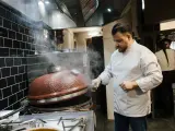 El chef Lester López trabajando con el horno kamado en la cocina de Mala Hierba.