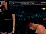 El luchador aficionado de MMA Lukasz Bukovac, arrodillado frente a su novia.