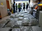 La Guardia Civil incautó dos toneladas de marihuana en la operación.