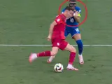 Lewandowski y Mbappé, en el momento en el que el polaco golpea en la nariz del francés.