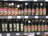 otellas de aceite de oliva este viernes en un supermercado de Madrid.