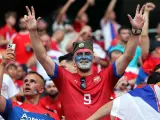 Aficionados de Serbia animan durante el partido de fútbol del Grupo C de la Eurocopa 2024 entre Dinamarca y Serbia en el Múnich Football Arena.