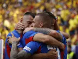 Los jugadores de Eslovaquia celebran el gol ante Rumanía.