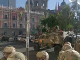 Golpe de Estado en Bolivia: n tanque del Ejército tira las puertas y entra en la sede del Gobierno.