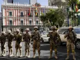 Los militares se movilizan en la ciudad de La Paz para tratar de tomar el control del Ejecutivo.