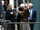 Julian Assange abraza a su mujer después de aterrizar en Canberra, Australia, el 26 de junio de 2024, tras quedar en libertad.