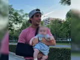 Miguel Herrán junto a su hija después de su accidente de moto.
