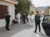 Agentes de criminalística de la Guardia Civil en la puerta de la vivienda del municipio de Librilla (Murcia).