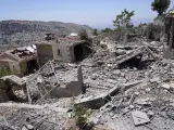 Un trabajador de la defensa civil inspecciona las casas destruidas por un ataque aéreo israelí en Chebaa, una ciudad libanesa cerca de la frontera con Israel, en el sur del Líbano, el miércoles 26 de junio de 2024.