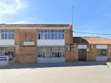 Fachada del CEIP Vega del Guadalquivir donde presuntamente habr&iacute;a sido agredida sexualmente una menor, en el municipio sevillano de Pe&ntilde;aflo.