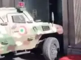 La impactante imagen se ha registrado en la sede del Gobierno boliviano, a la que los militares consiguieron entrar después de que un vehículo castrense echase abajo las puertas de una embestida.