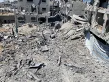 El pueblo palestino inspecciona los daños de un edificio después de los ataques israelíes en Gaza.