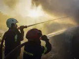 Bomberos griegos extinguen uno de los incendios que se produjeron durante el fin de semana en el país.