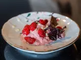 Helado de fresas, sisho y nata.