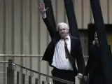El fundador de WikiLeaks, Julian Assange, saluda tras aterrizar en la base aérea Fairbairn de la RAAF en Canberra, Australia, el miércoles 26 de junio de 2024.