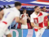 Luka Modric, en el banquillo, lament&aacute;ndose durante el duelo entre Croacia e Italia.