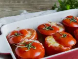 Tomates rellenos al horno con queso gratinado.