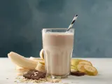 Batido o 'smoothie' de plátano, avena y cacao.