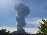 El volcán Ibu, ubicado en Indonesia, ya arrojó humo espeso el 13 de mayo de 2024.