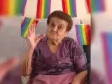 La abuela Rosario explicando porqué es importante celebrar el Orgullo.