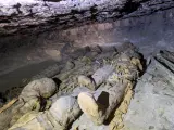 Imagen de algunas de las momias descubiertas en una necrópolis antigua situada en Asuán, Egipto.