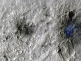 Primer impacto de meteorito detectado por la misión InSight de la NASA; la imagen fue tomada por el Mars Reconnaissance Orbiter de la NASA utilizando su cámara High-Resolution Imaging Science Experiment (HiRISE). NASA/JPL-CALTECH/UNIVERSITY OF ARIZONA) 28/6/2024