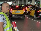 El portavoz de Élite Taxi, Tito Álvarez, durante la protesta de taxis en el aeropuerto de Barcelona.
