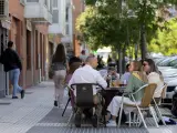 Varias personas sentadas en una terraza, a 10 de mayo de 2024, en Madrid (España).