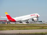 Un avión de Iberia despegando