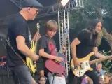 Un niño sube al escenario a tocar con grupo de rock y se gana al público con una actuación apoteósica