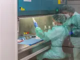 Dos mujeres trabajan en un laboratorio.