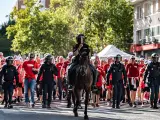 Agentes de Policía frente a decenas de aficionados del FC Union Berlin en el Paseo de la Castellana.