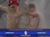 Los aficionados de Dinamarca que bailaron bajo la lluvia tras la suspensión del partido.