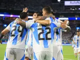 Los jugadores de Argentina celebran con Lautaro Martínez uno de sus goles ante Perú en la Copa América
