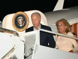 El presidente estadounidense Joe Biden y la primera dama Jill Biden se bajan del Air Force One en el aeropuerto regional de Hagerstown, de camino a Camp David.