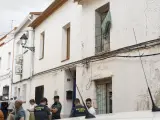 La Guardia Civil este sábado en la vivienda de Las Pedroñeras donde ha hallado los cuerpos de una mujer y sus dos hijos.