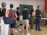 Ciudadanos en un colegio electoral de Francia este domingo.