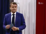 El presidente francés, Emmanuel Macron, sale de una cabina de votación en un colegio electoral durante la primera vuelta de las legislativas francesas.