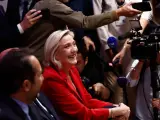 La parlamentaria francesa y anterior candidata a las elecciones presidenciales Marine Le Pen asiste a una rueda de prensa del partido de extrema derecha franc&eacute;s Agrupaci&oacute;n Nacional (RN) en Par&iacute;s.