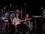Michael J. Fox, en el escenario de Glastonbury con Chris Martin, líder de Coldplay.