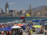Turistas abarrotan la playa de Levante.